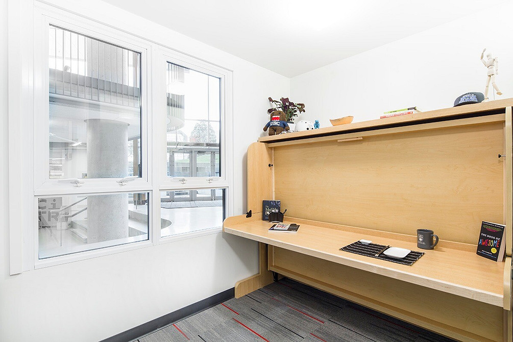 Інноваційні меблі трансформери для малогабаритної квартири: крісло-ліжко для читання та відпочинку.