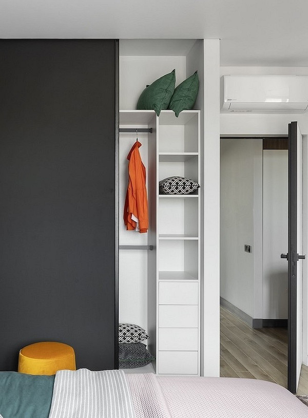 Елегантний дизайн шафи купе в сучасному інтер'єрі кімнати