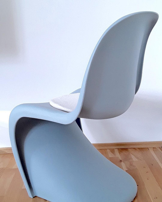 Деталі ретро дизайну: стара лампа 60-х на сучасному комоді.