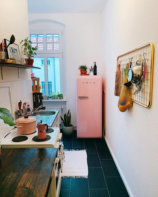 Інтер'єр з ретро меблями: крісло 50-х років в сучасній вітальні.