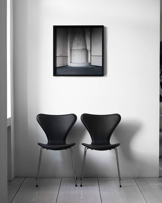 Поєднання ретро меблів та сучасного освітлення в елегантній вітальні.