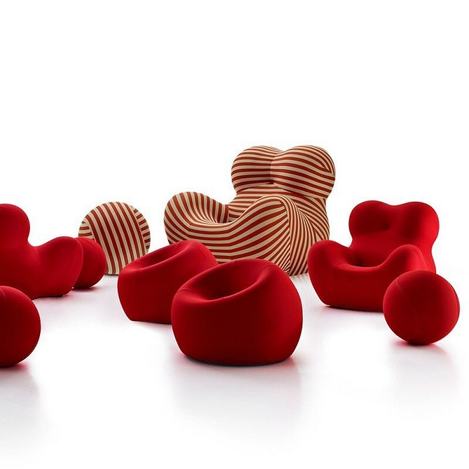 Вітальня з ретро диваном та сучасними акцентами: гармонійний мікс стилів.