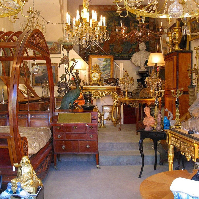 Елегантні ретро меблі 60-х: стильний диван та крісла у вітальні з оригінальним дизайном