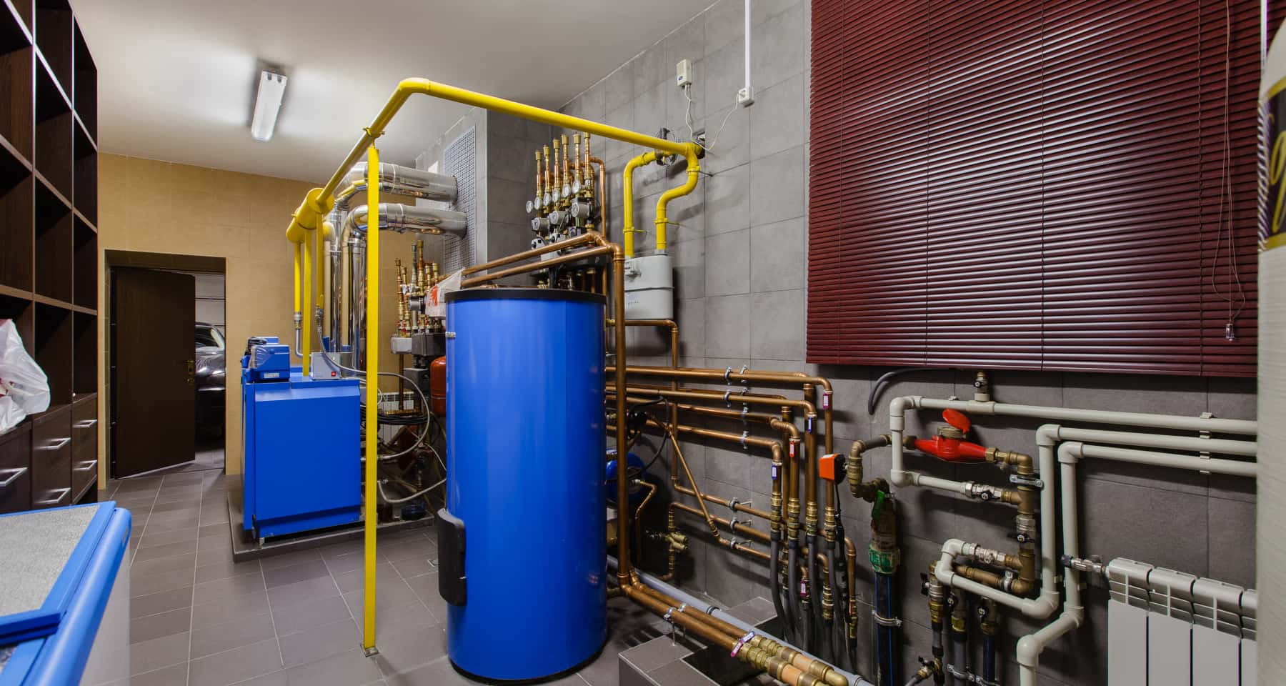 Простора кухня-вітальня в заміському будинку з дерев'яними елементами та великим обіднім столом.