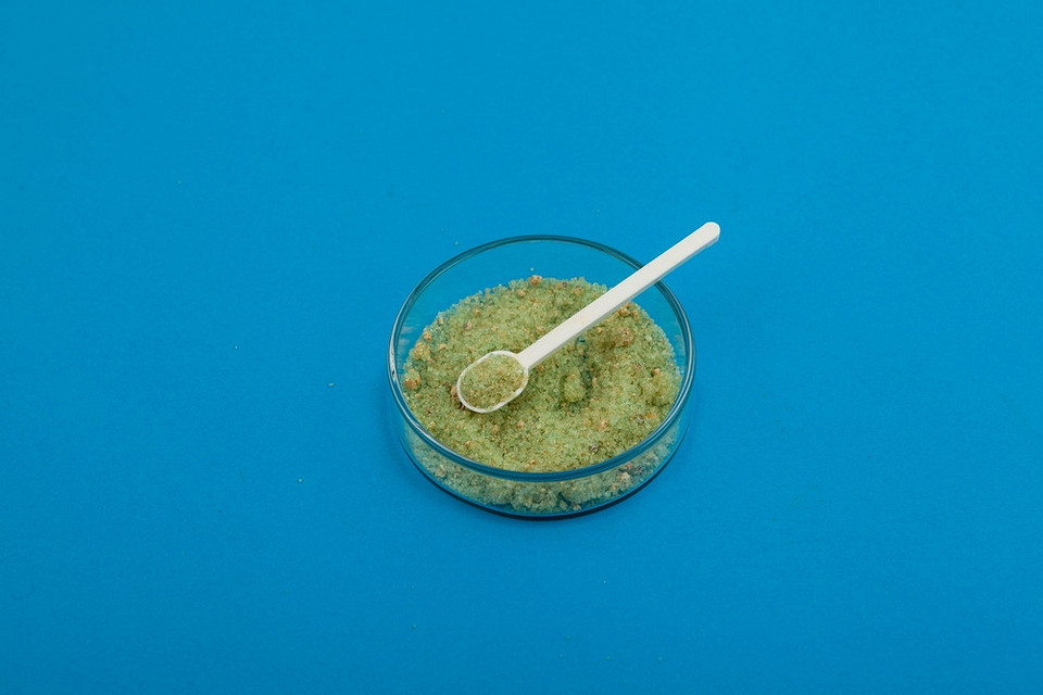 Обробка дерев залізним купоросом восени: ефективний захист від грибкових захворювань та лишайників.