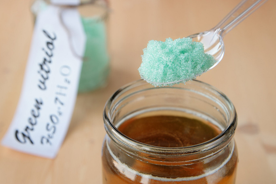 Осіннє обприскування дерев залізним купоросом: захист від шкідників та підвищення зимостійкості.