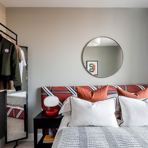 Дизайн спальні з ліжком з узголів'ям у формі арки, що створює романтичний настрій.