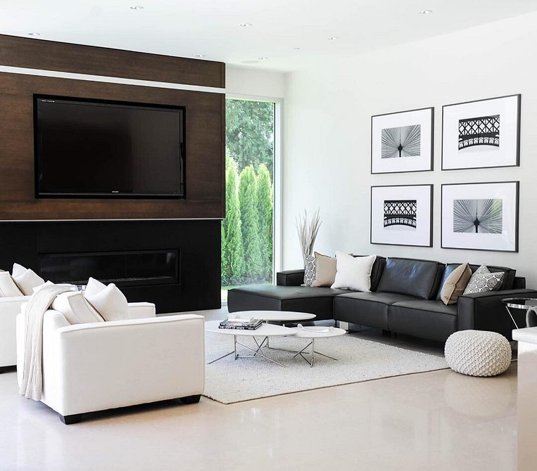 Дизайн ніші для телевізора в сучасному інтер'єрі вітальні з декоративною обробкою стін.