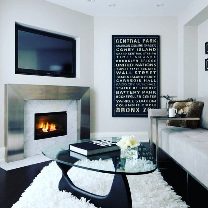 Стильна ніша під телевізор в темних тонах з геометричним дизайном