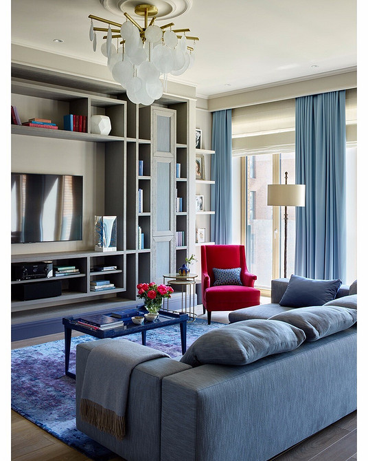 Стильна ніша для телевізора з використанням декоративного каменю та підсвічування.