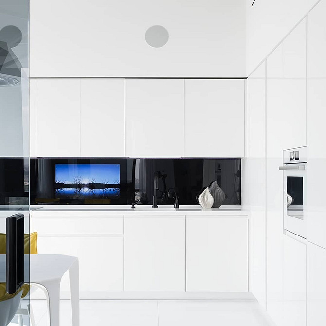 Ніша для телевізора в класичному стилі з декоративною ліпниною та молдінгами