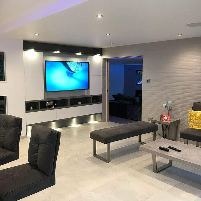 Ніша під телевізор з використанням натурального каменю та мінімалістичним дизайном