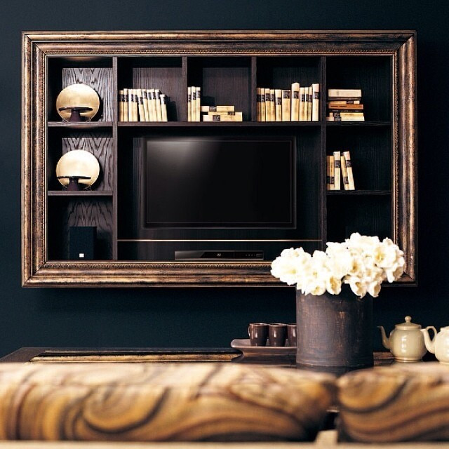 Мінімалістичний дизайн ніші під телевізор у світлих тонах, вбудований у стіну.