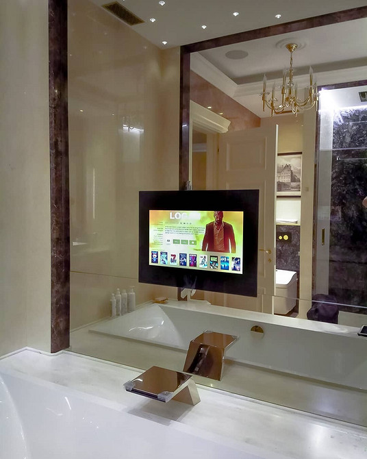 Сучасний дизайн ніші для телевізора у вітальні з декоративним освітленням