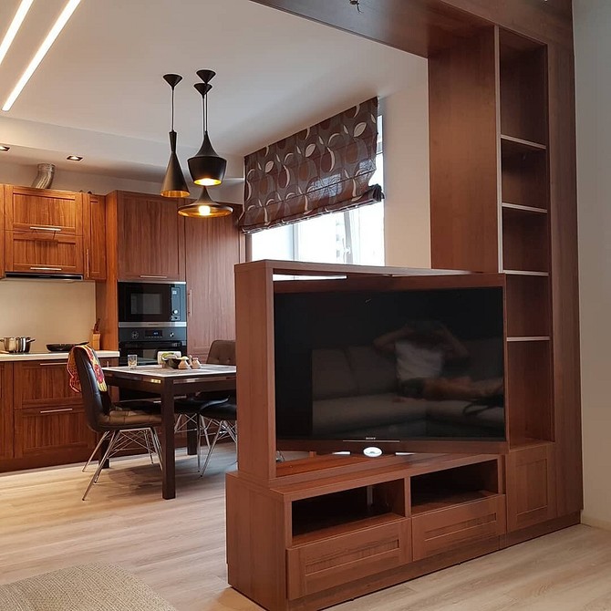 Велика ніша для телевізора, інтегрована в стіну з декоративною штукатуркою.