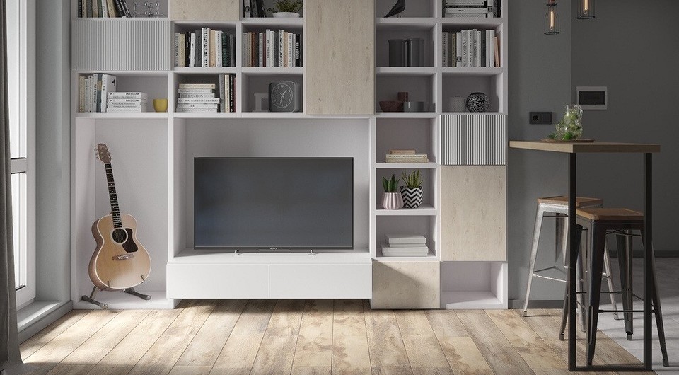 Сучасна ніша для телевізора з дерев'яними полицями та підсвіткою, ідеально в інтер'єрі вітальні.