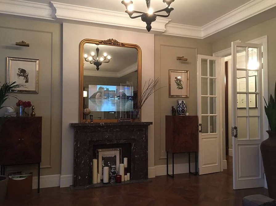 Мінімалістична ніша для телевізора в білому кольорі з декоративними елементами