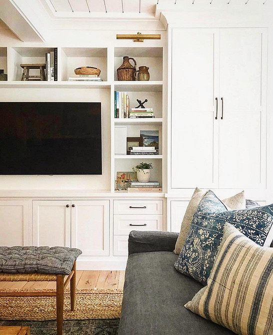 Вбудований телевізор в ніші з декоративним каміном в сучасному інтер'єрі