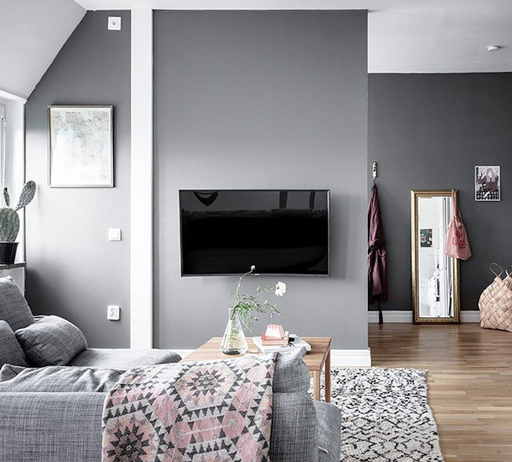 Елегантна ніша для телевізора з полицями для зберігання та декоративних елементів