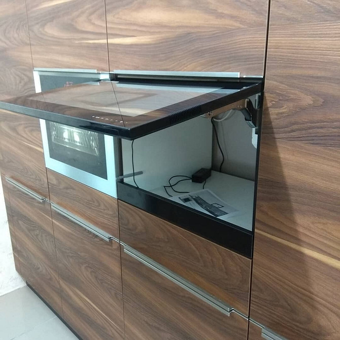 Ніша для телевізора з відкритими полицями для розміщення рослин та декору