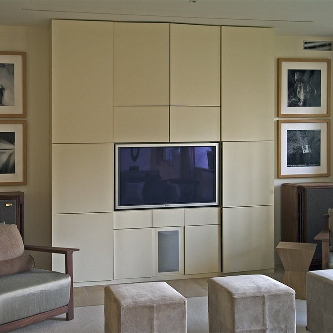 Ніша для телевізора, вбудована в стіну з цегли, яка надає інтер'єру індустріального стилю.