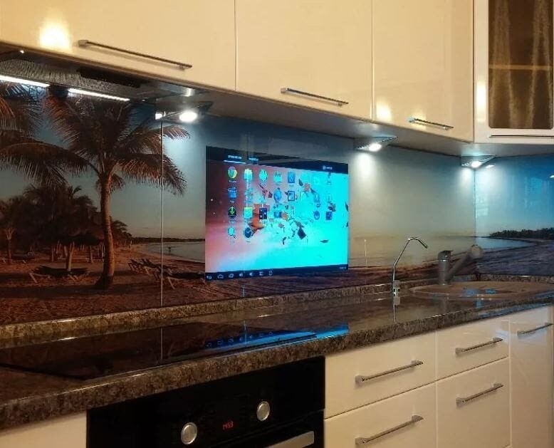 Ніша для телевізора з геометричними акцентами та контрастними кольорами