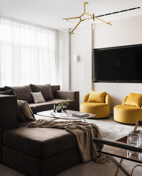 Ніша для телевізора в дитячій кімнаті з яскравим дизайном та інтегрованими іграшками.