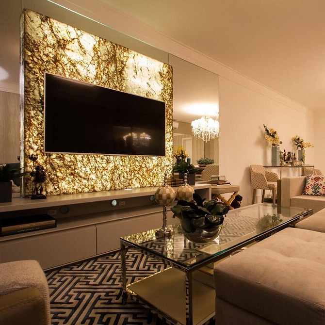 Функціональна ніша для телевізора з відкритими полицями та місцем для аудіоапаратури