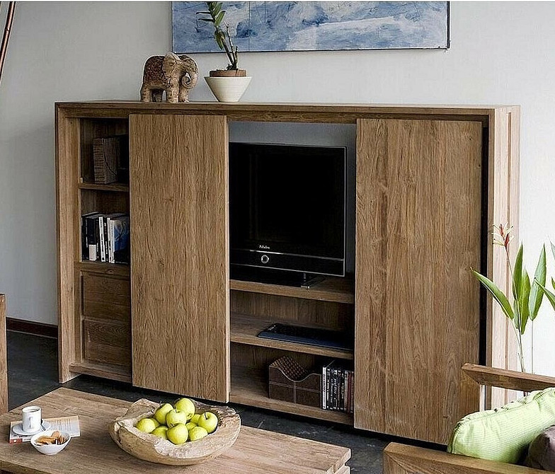 Вбудований телевізор у стіну з використанням темних відтінків та мінімалістичного дизайну.