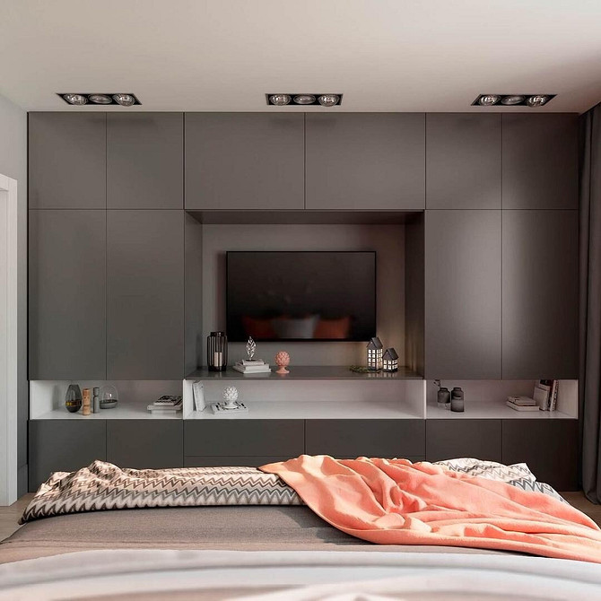 Елегантна ніша для телевізора з підсвіткою та скляними полицями, що підкреслюють сучасний стиль.