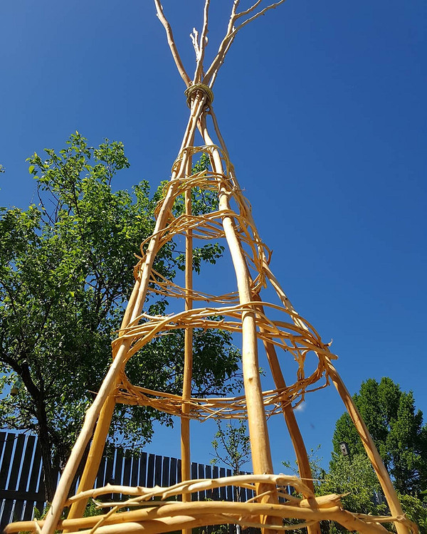 Саморобна пергола для клематиса з дерева, чудовий дизайн для вашого саду.