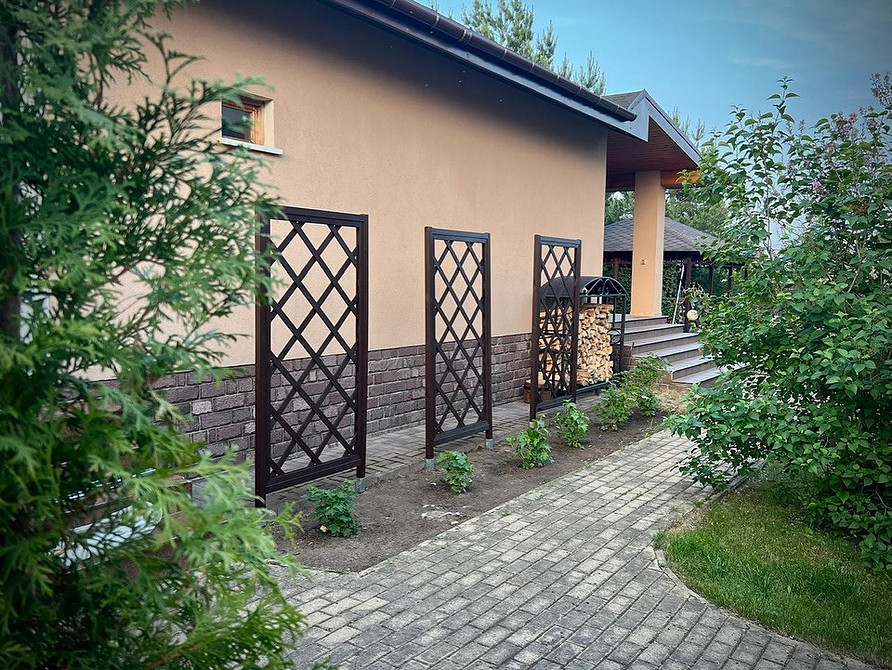 Креативна опора для клематиса з використанням старих велосипедних коліс, зроблена власноруч.