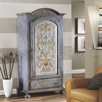 Оздоблення італійських меблів з масиву: техніка штучного старіння дерева.