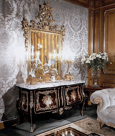 Техніки обробки дерева для італійських меблів: штучне старіння та полірування.