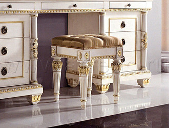 Штучне старіння італійських меблів з масиву: створення ефекту антикваріату.