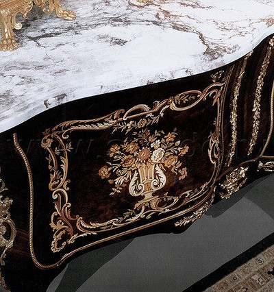 Італійські меблі з масиву дерева: оздоблення, різьба та інкрустація ручної роботи.