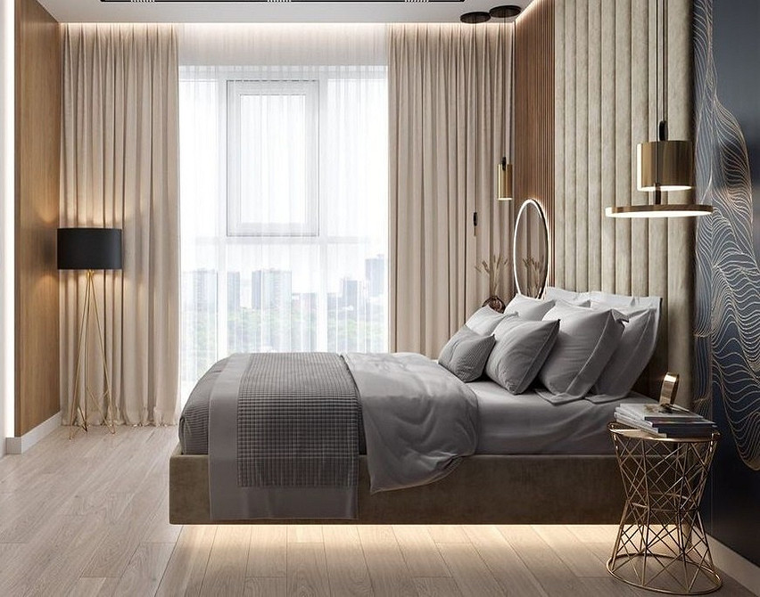 Затишна спальня з парячим ліжком, м'яким освітленням та декоративними подушками.