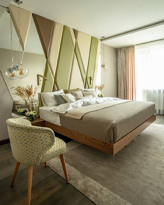 Мінімалістичний дизайн спальні з парячим ліжком та дерев'яними панелями на стіні.