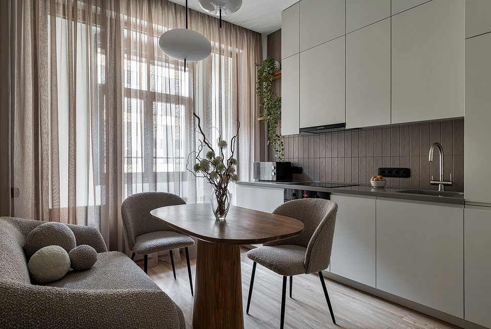 Приклад вдалого поєднання різних стилів меблів в одній кімнаті без гарнітура.