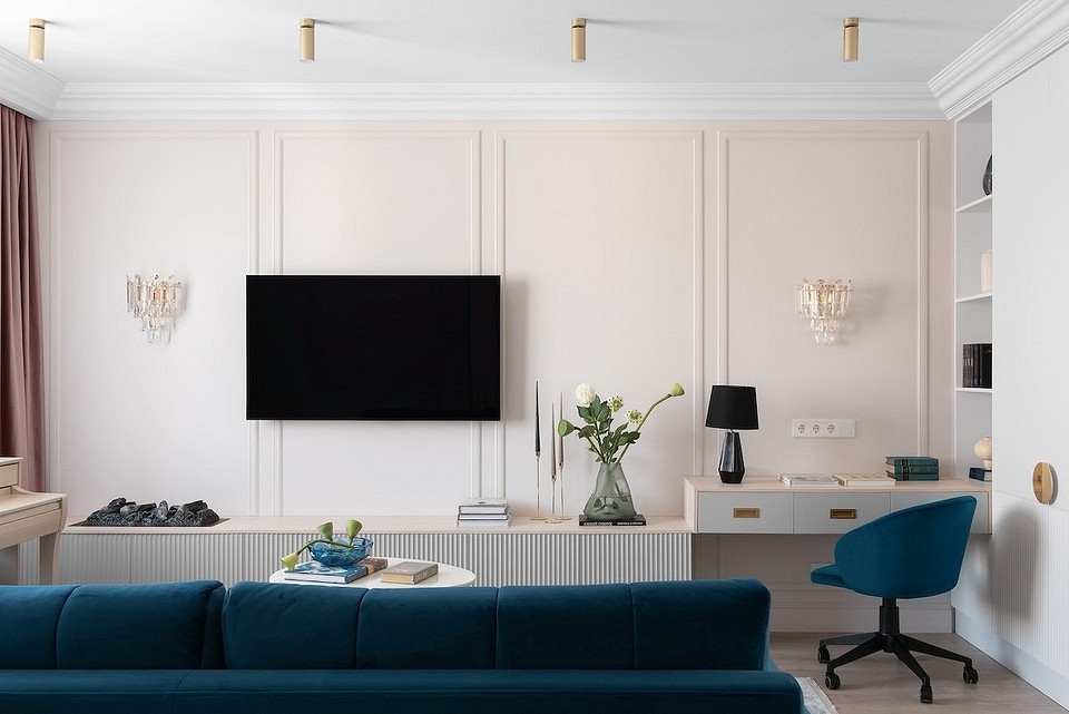 Кімната з різноманітними меблями, що демонструє переваги відмови від гарнітурів.