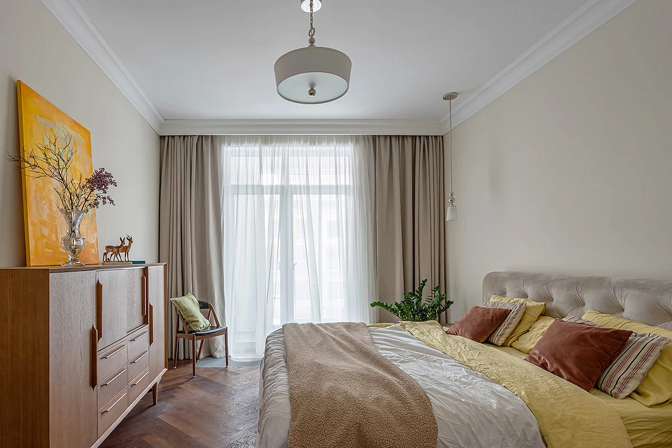 Стильний дизайн інтер'єру, де кожен предмет меблів підібраний індивідуально.