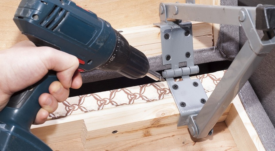 Як змастити диван, щоб він не скрипів: вибір мастила та техніка змащування