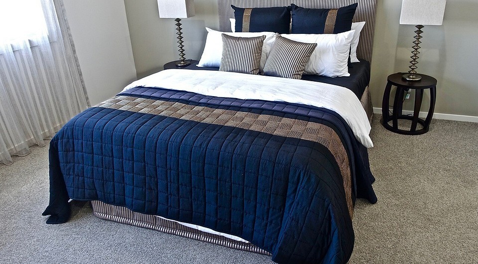 Причини скрипу ліжка: зношені деталі, нерівна підлога, неправильне складання – як виявити проблему.