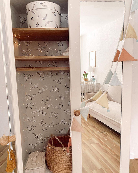 Реставрація дерев'яного столу: оновлення меблів з використанням техніки декупаж.