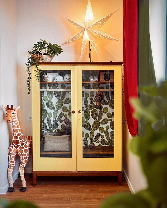 Реставрація вінтажного крісла: приклад оновлення меблів з використанням нової тканини.