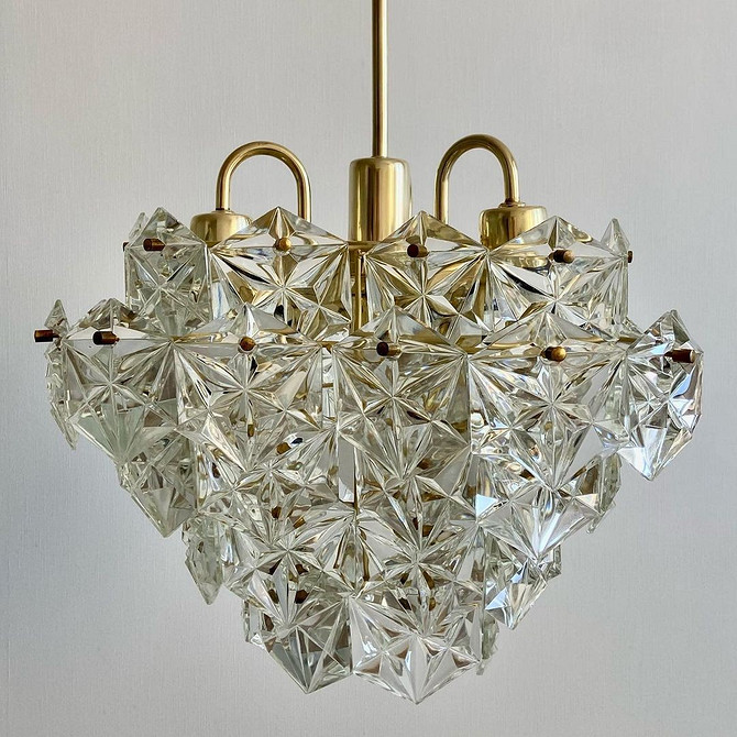 Реставрація старих меблів: ідеї для економного та стильного ремонту.