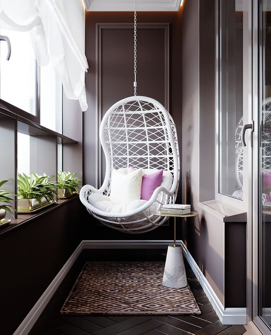 Невелике підвісне крісло в компактному інтер'єрі, ефективне використання простору для відпочинку.