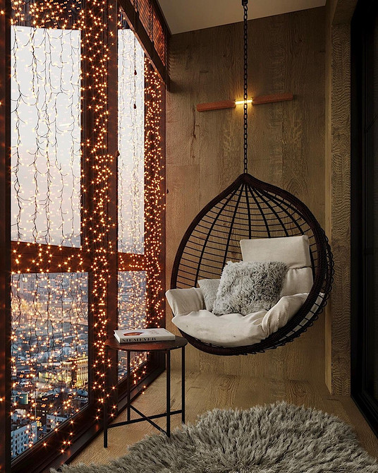 Підвісне крісло-кокон в інтер'єрі вітальні, ідеальне місце для відпочинку та релаксації