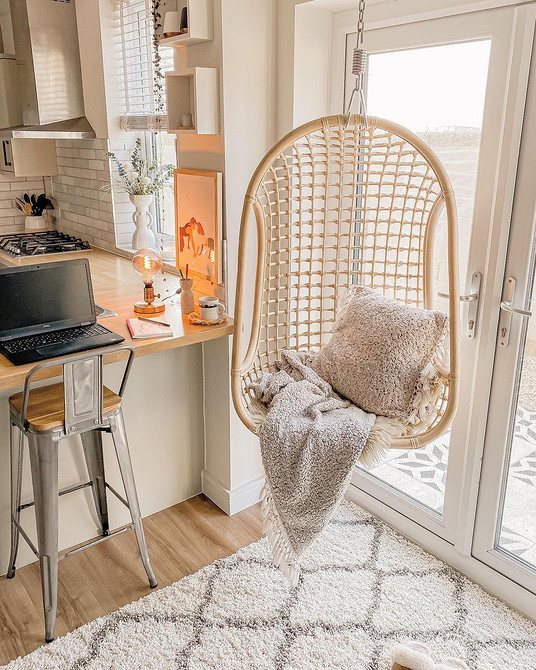 Сучасне підвісне крісло з металевим каркасом, стильний дизайн інтер'єру