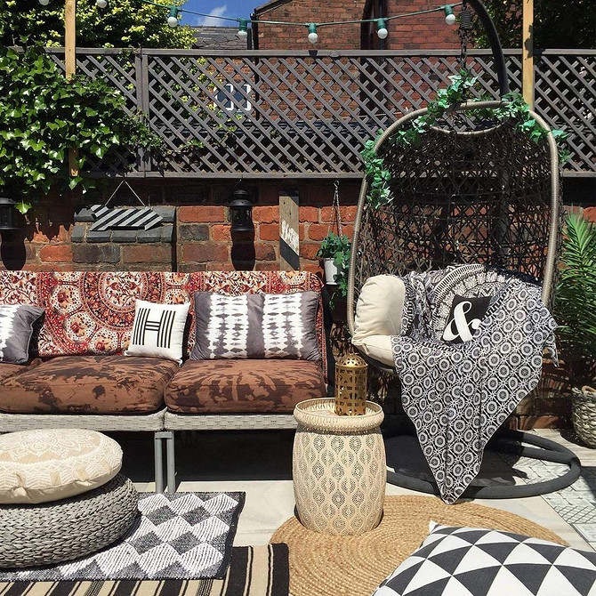 Оригінальне підвісне крісло у формі гамака, нестандартний елемент дизайну інтер'єру